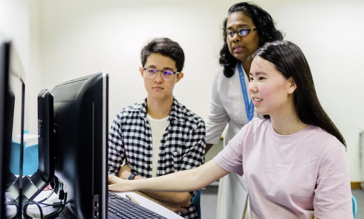 蒙纳士大学马来西亚校区商务信息系统硕士，每一个成功企业的背后都是对数据的有效利用